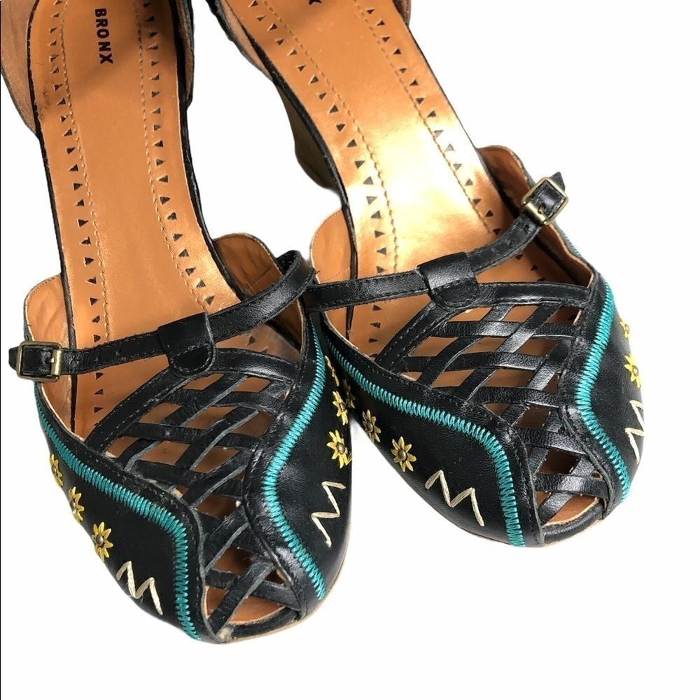 Bronx Mia Embroidered Pump / Wedge - Picture 2 of 8